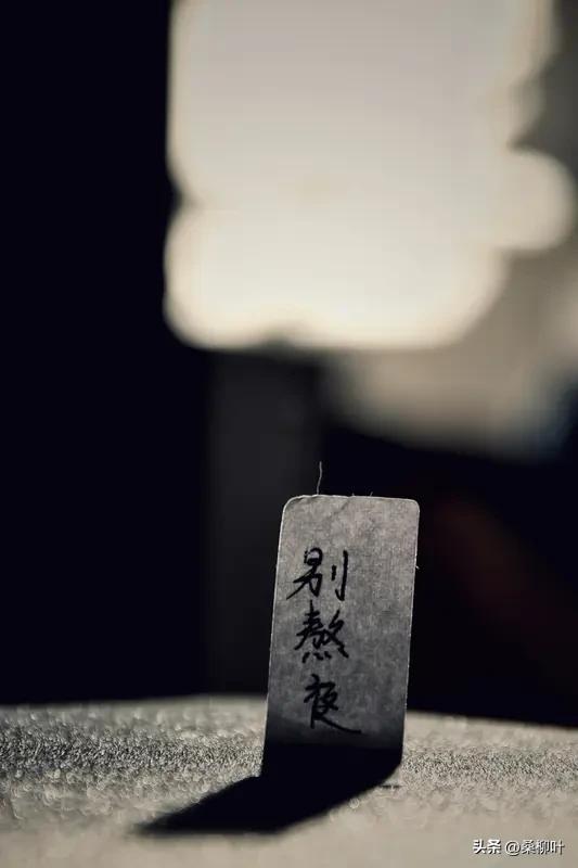 碎漠愁·期许难平得失肠
瀚海孤鸿，掠过万里沙荒，行客静坐，常因期盼惹愁肠。放下多