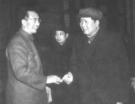 1931年，徐向前骑马经过一堆尸体，这时，他发现一具尸体动了一下，就让人把他救起