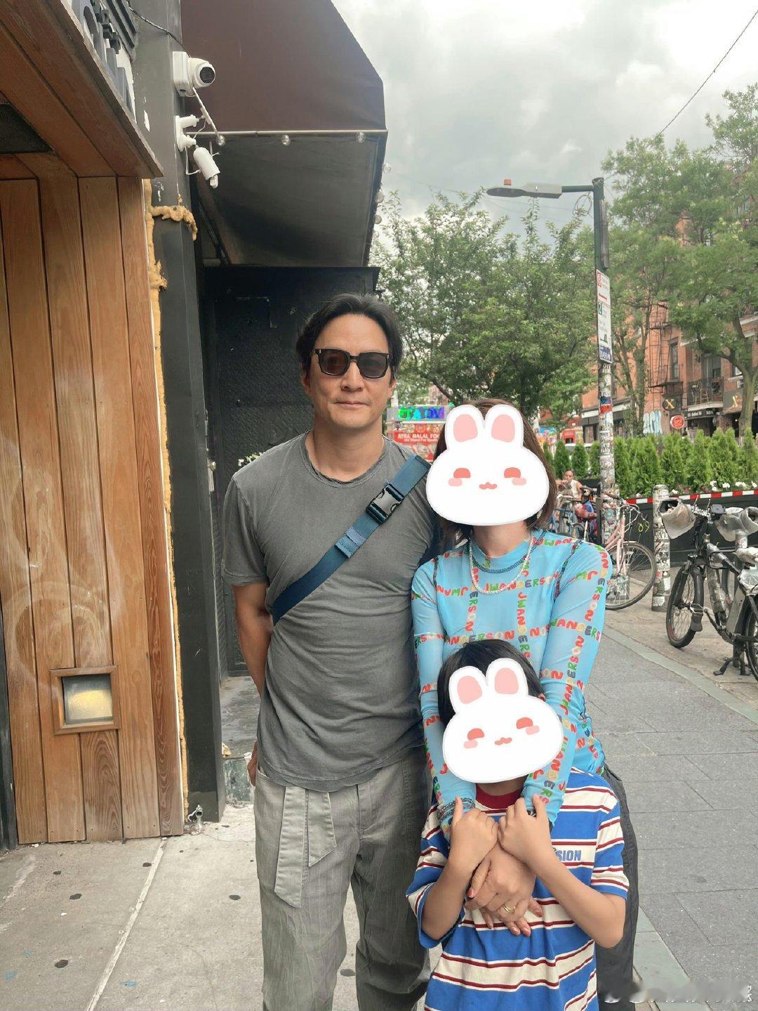 纽约街头偶遇吴彦祖一家三口纽约街头偶遇吴彦祖一家三口逛街 在纽约街头偶遇吴彦祖一