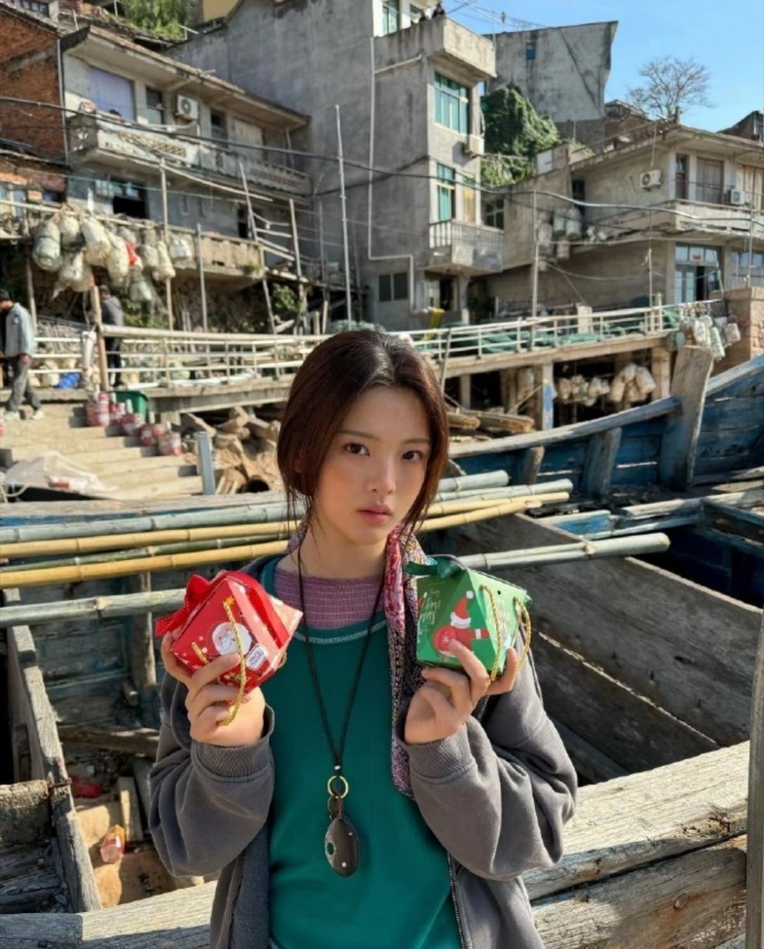 谁懂啊，难道好看的人真的随便一套混搭都能穿出复古感？杨超越码头随拍都好出片！ 
