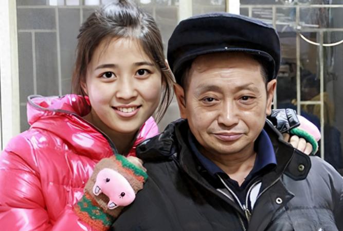 1990年冬，邓和平捡到一名弃婴，取名邓雪凤，养女成年后参加节目成名，亲生父母找
