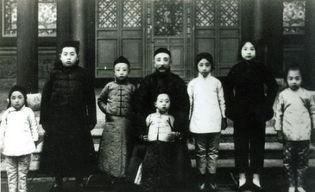 1915年，张作霖小舅子喝多了，射碎大帅府外整条街路灯，张作霖命令立即处死，三姨