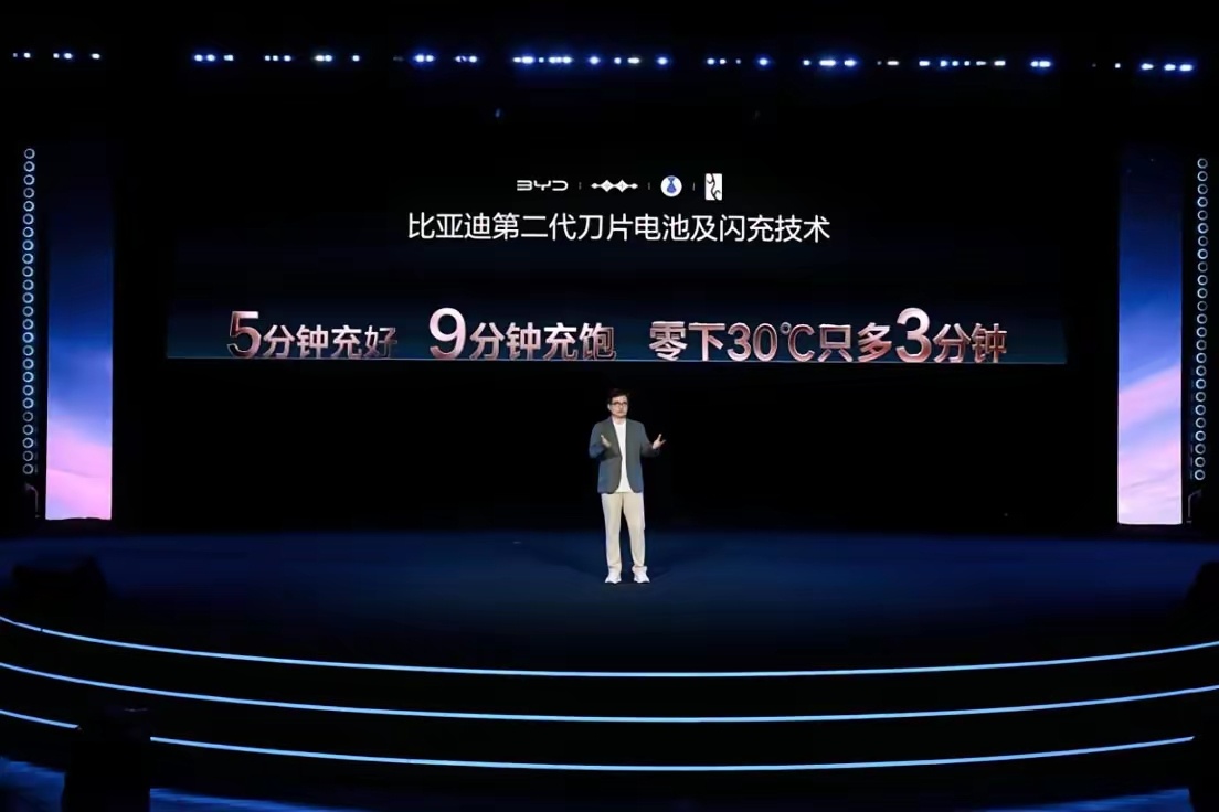 又一次参加了比亚迪的粉丝嘉年华，在嘉年华上还听到了比亚迪D-BAND成团乐队带来