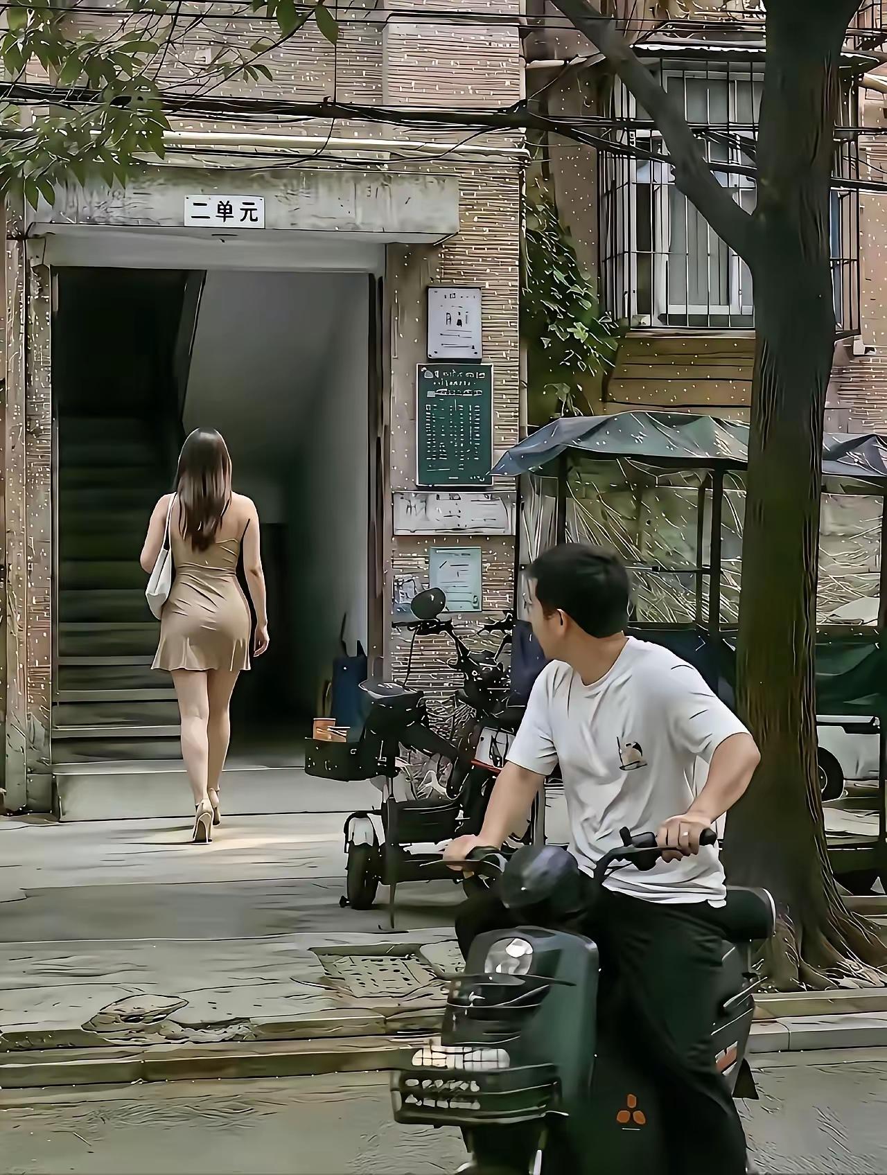 男人眼睛跟着看了十秒钟，要不要打！