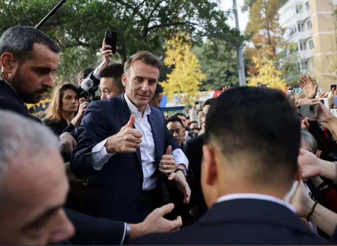 法国总统马克龙今日访问四川大学，受到了同学们的热烈欢迎。
老马恐怕在法国都没这么