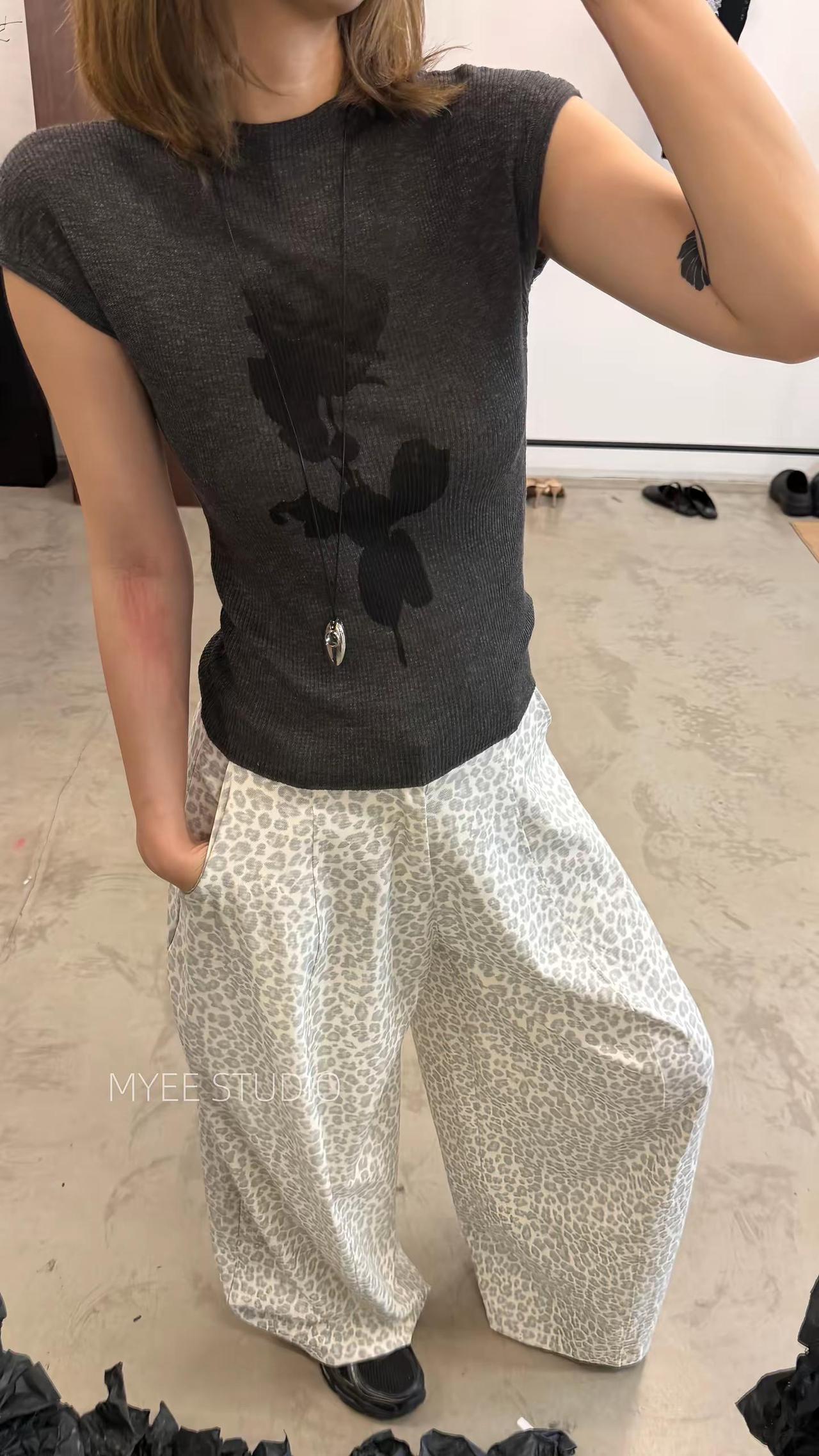 新品试吃2.0。超舒适极简穿搭 今日份极简穿搭 不定期的穿搭记录 今天穿搭是否在