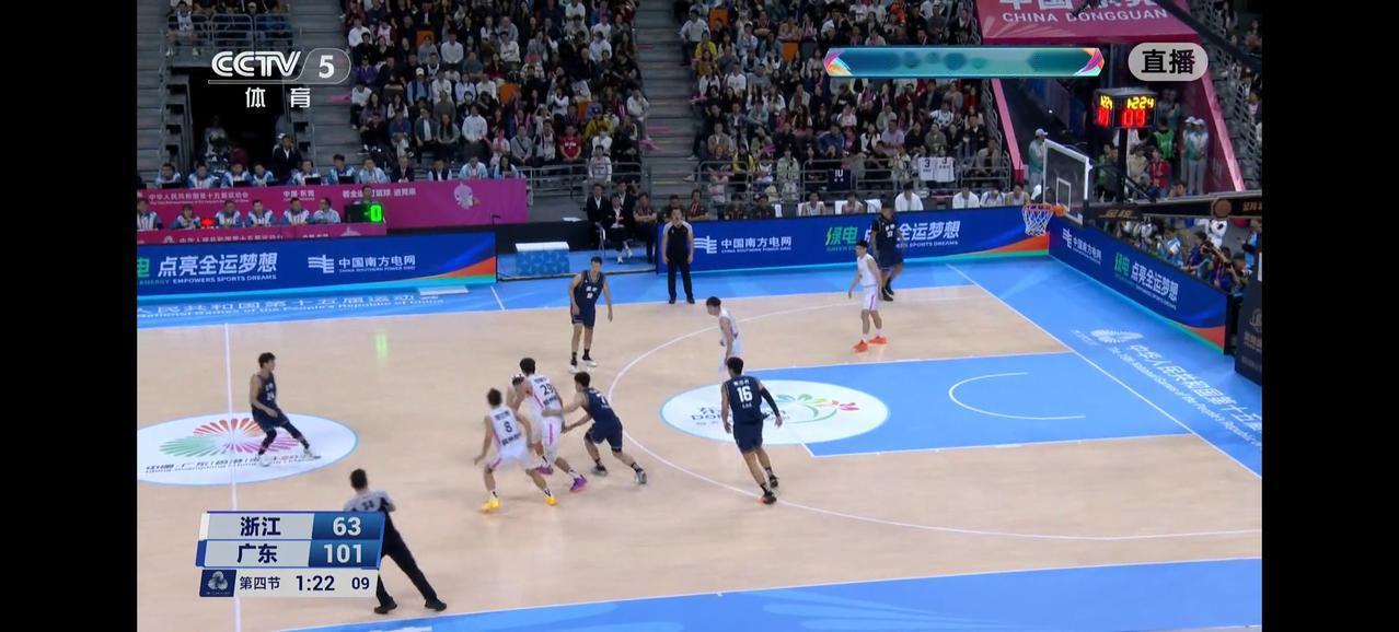 广东队今天真是一喜一悲！
喜的是广东男篮时隔十二年终于重夺全运会男篮冠军！在连续