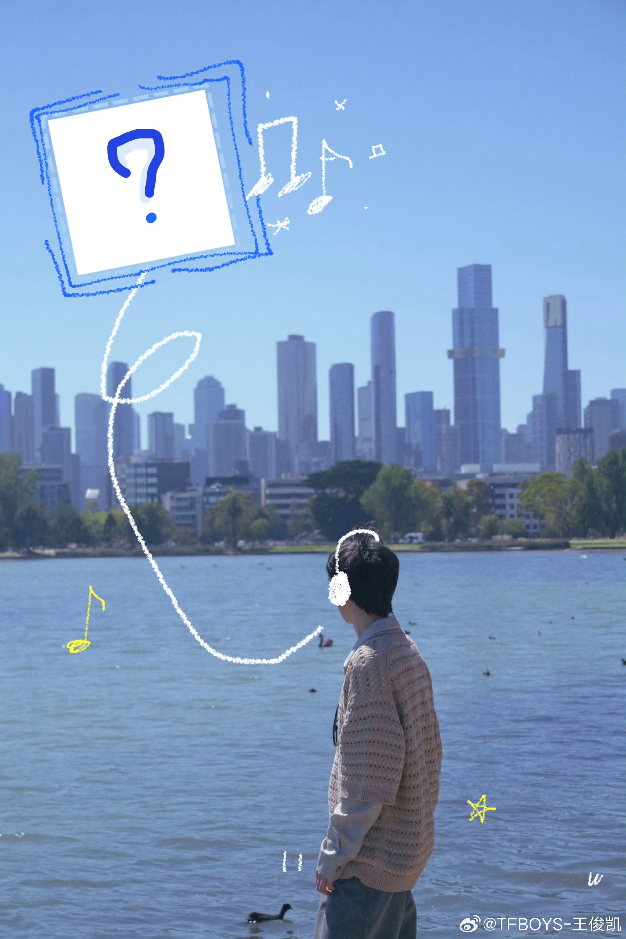 王俊凯海边荡秋千 王俊凯营业了！海边荡秋千涂鸦漫画男少年感满满，冷帽素颜照高糊挡