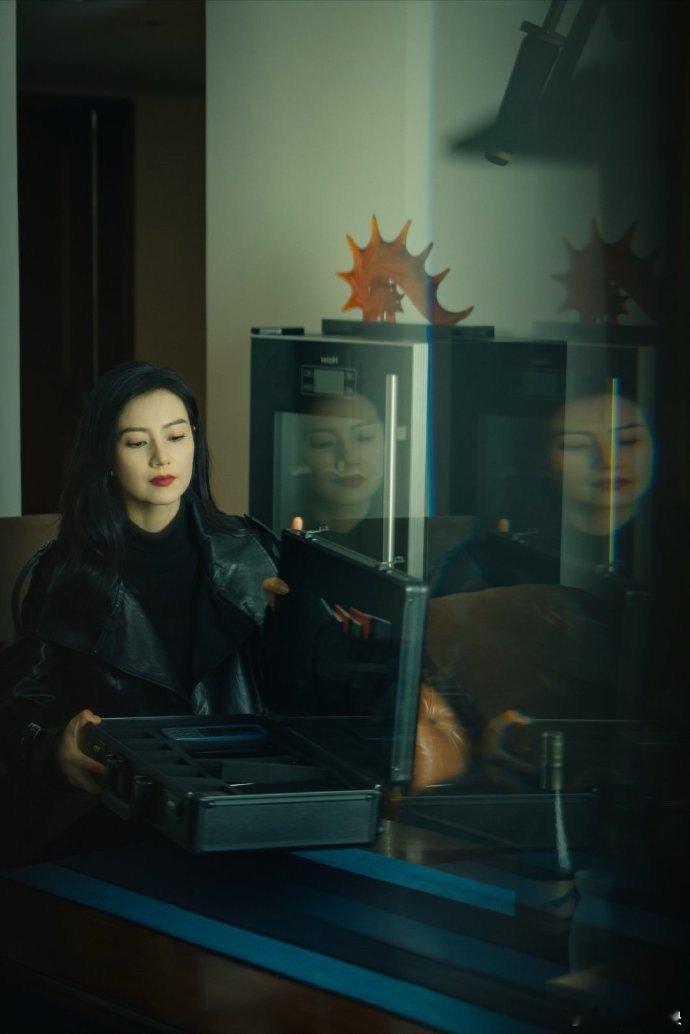 高圆圆戏里身份露出马脚 绝密较量里咱们圆圆姐演的是美女反派诶，终于等到你露出马脚