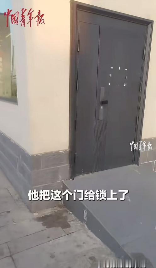 “终于有人站出来了！”男子想去服务区上厕所，发现原本靠近卫生间的门被锁死没需要穿