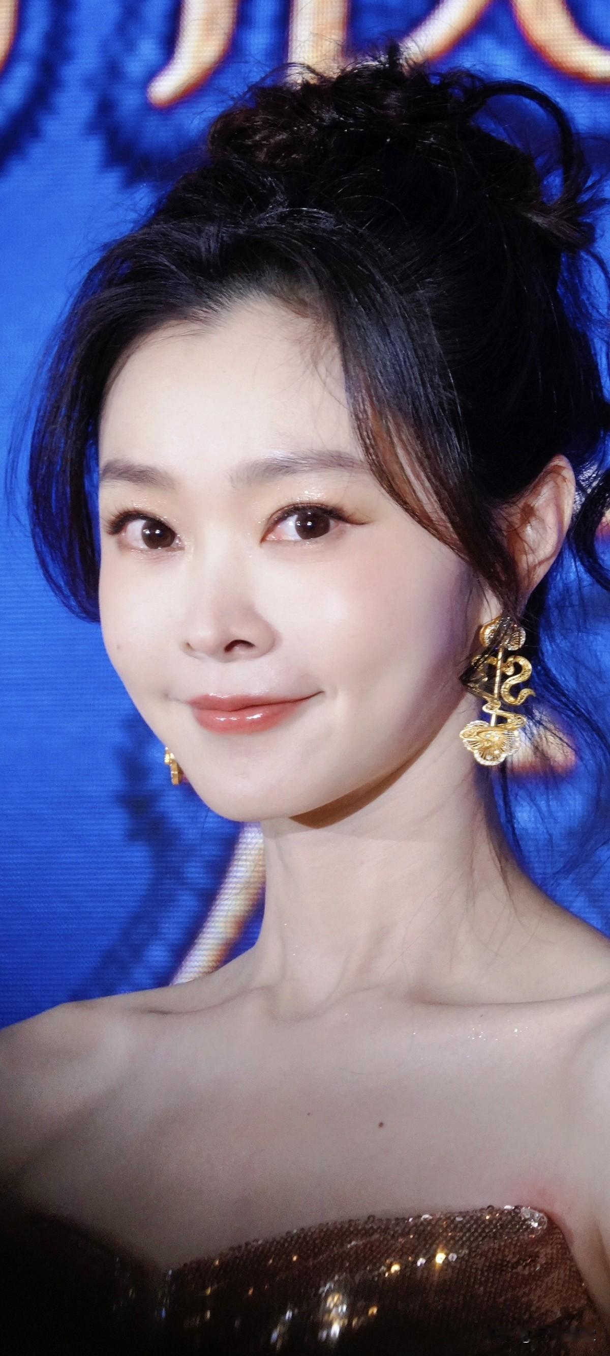 宋轶的颜值用白话来说，就是那种“乍一看清秀，细品更上头”的长相。她不属于冲击力极