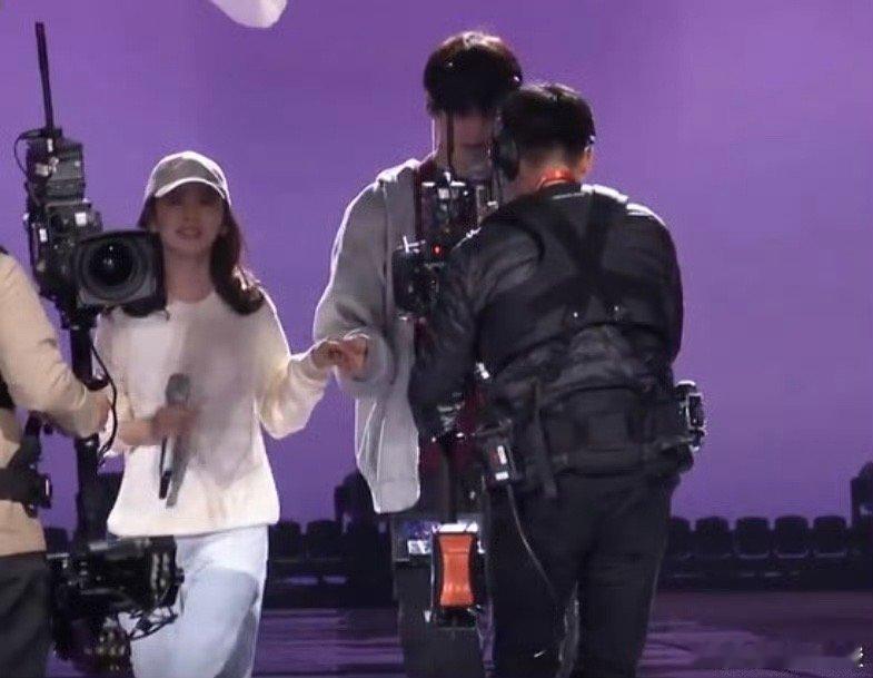 张凌赫顺毛墨镜黑皮衣look张凌赫把彩排走成秀场 顺毛+黑皮衣+墨镜=颜值天花板