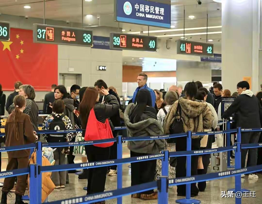 老外“沉浸式”过年：中国年味征服世界！

太炸裂了！2026春节档最火的不是电影