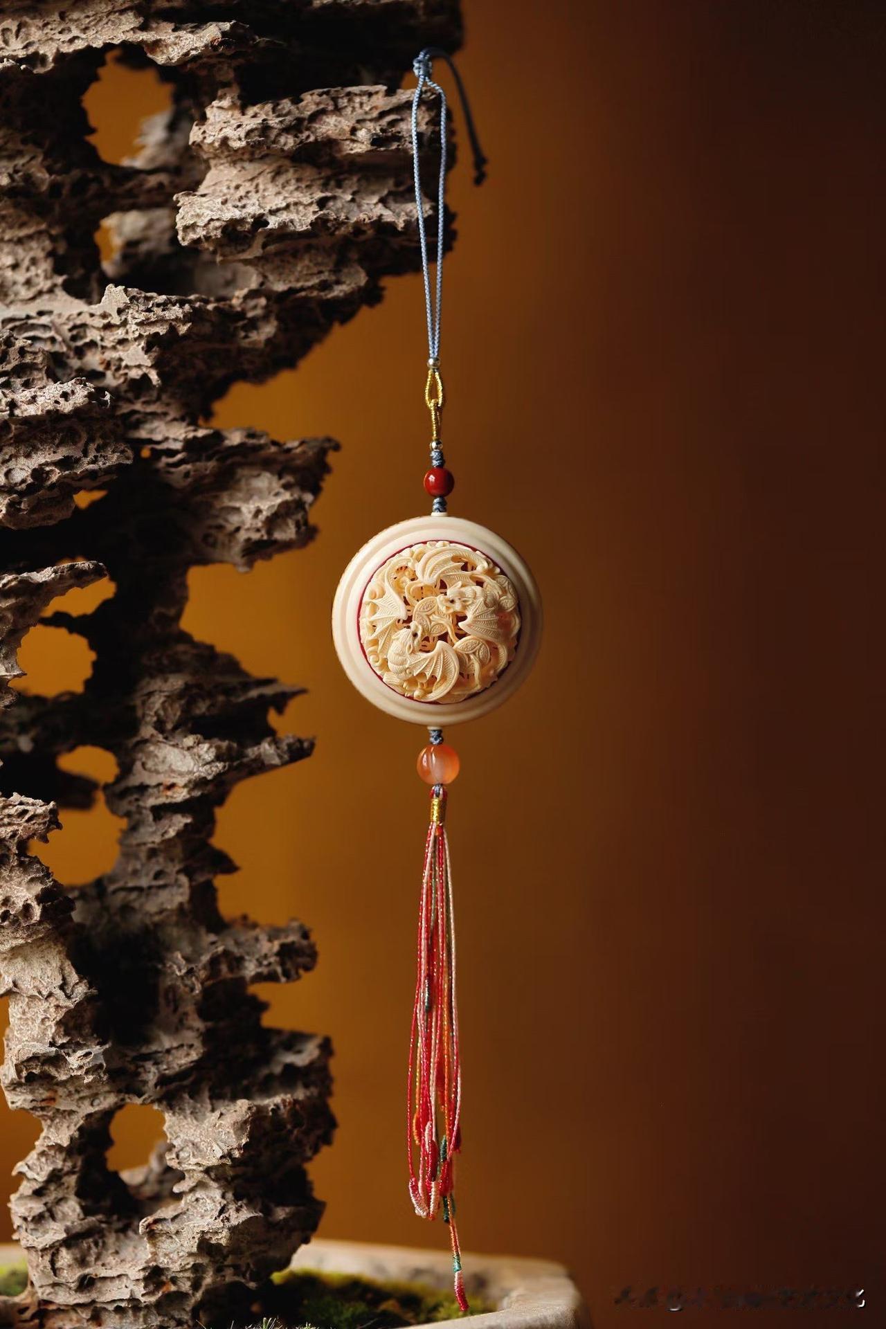 有些精致，不在大小，而在“收得住”。

这一枚猛犸海派小件，握在手里，先是温润，