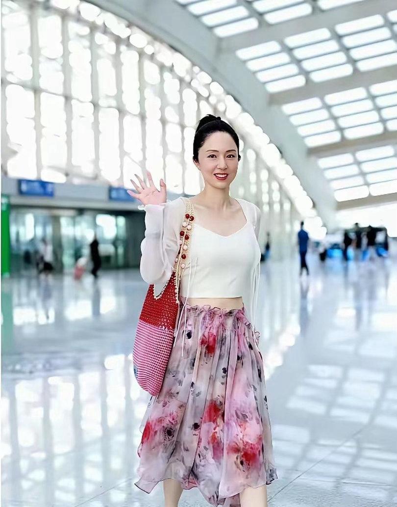 四百多块的裙子，八位数债务的烂摊子——董璇嫁人前面对的就是这道选择题。大多女星遇