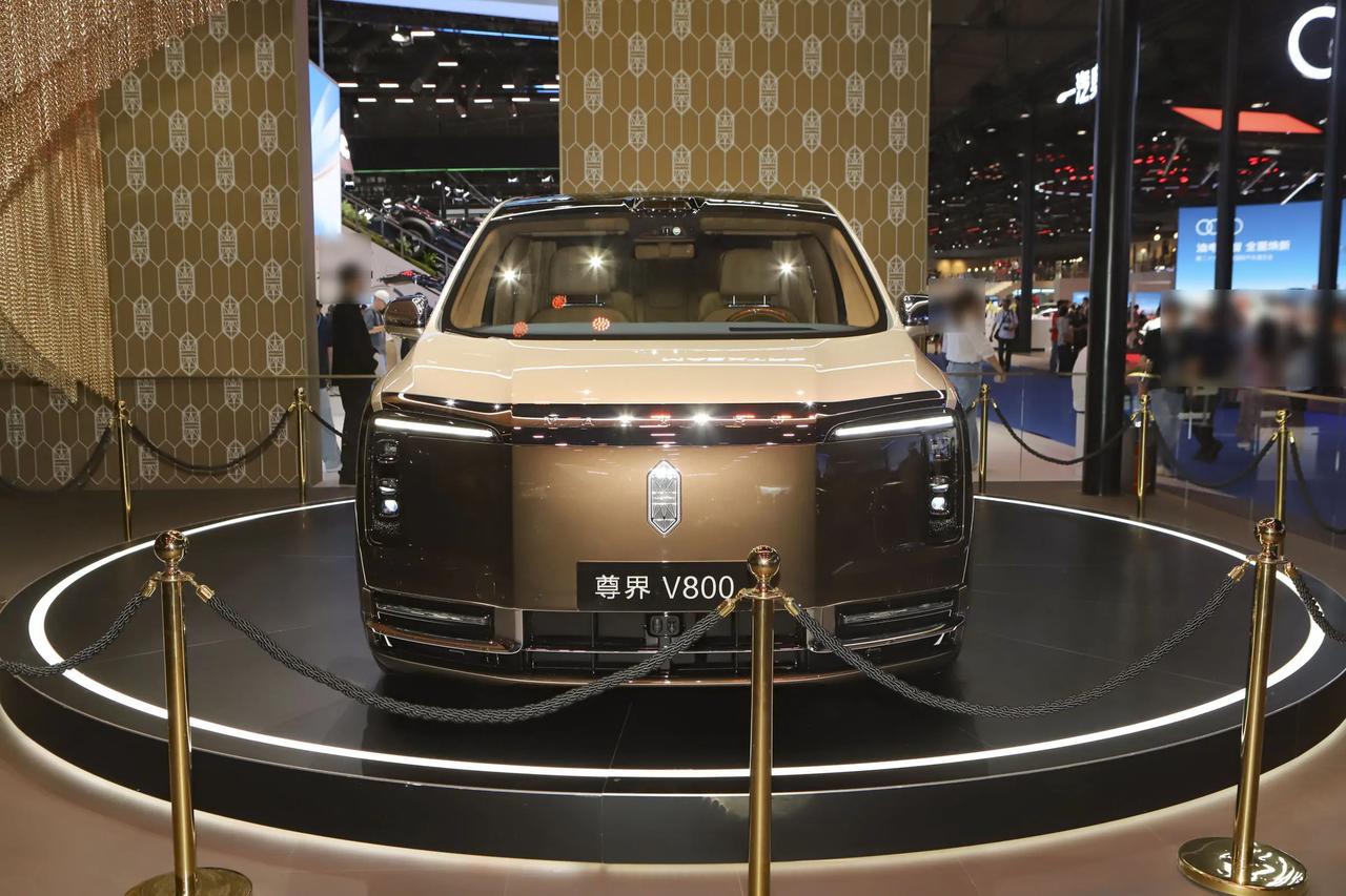 刷到不少尊界 V800 的内容，在我看来这台 MPV 和多数同类型车型的逻辑不太