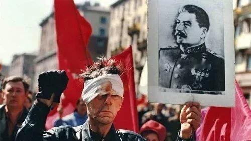 年轻时的索尔仁尼琴，心里头有个特坚定的想法。他觉得，苏联之所以那么牛，能跟美国掰