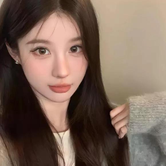 温柔的长发女孩，温柔的微笑，温柔的妆容，温柔的灯光。温柔美少女 温婉长发少女 温