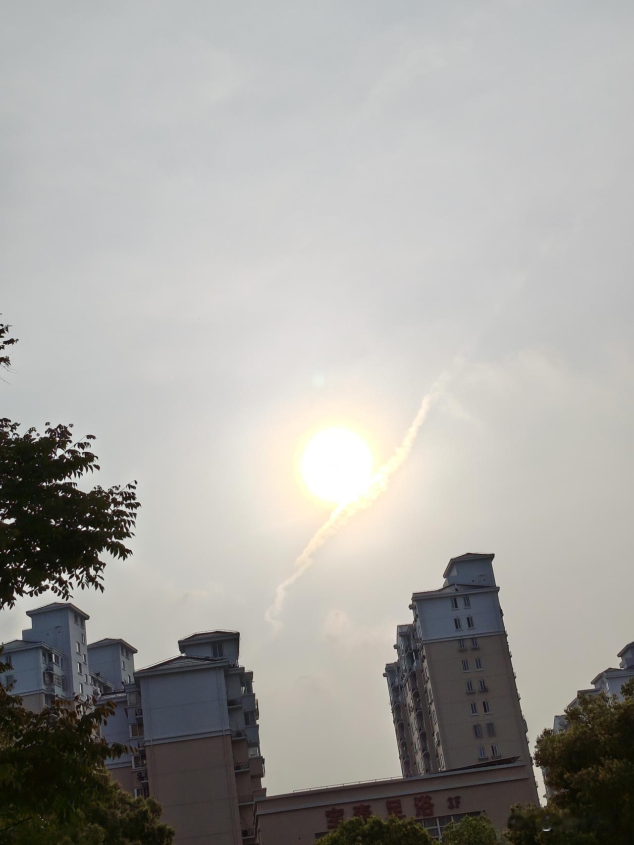 本以为雾霾天就是一片灰蒙蒙，没想到竟看到了耀眼的太阳。
那太阳被雾霾包裹着，像个