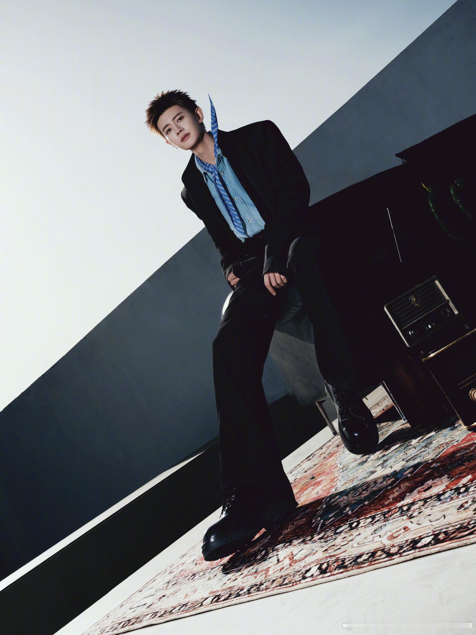  任嘉伦发文： 继续前行！继续热爱！谢谢大嘉！公子在加拿大呢 