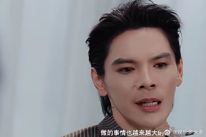 向佐自嘲：“我是三个二代，富二代、星二代。”易立竞问他：“还有一个呢？”他说：“