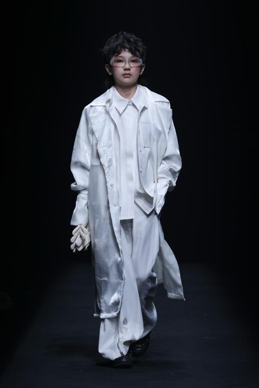 DANSE·C·尤米 2026春季中国国际时装周色彩体系大胆前卫，以高饱和亮色与