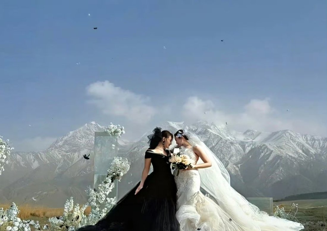 吴宣仪陈德容穿婚纱唱爱存在黑白婚纱的舞台不错哦！这是要复刻琼瑶剧的唯美浪漫场景吗
