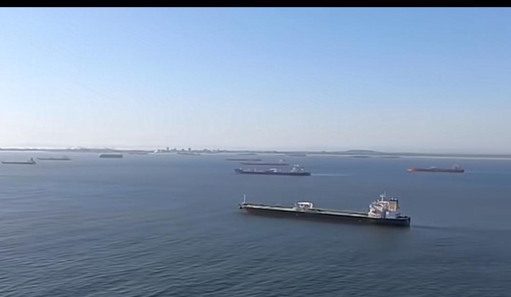 黄海海面这波“油轮排队”太直观了！受美国新制裁影响，至少20艘俄油轮飘在中印近海