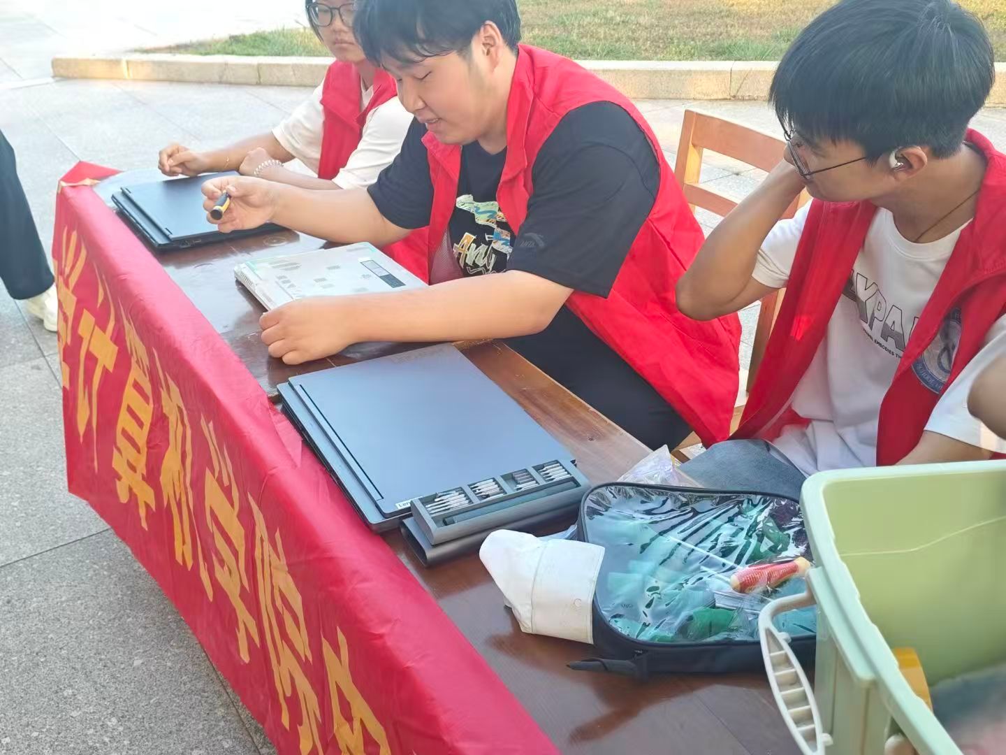 秦岭笑谈 科技服务进社区 青春实践暖民心为深入学习贯彻党的二十大精神，引导青年学