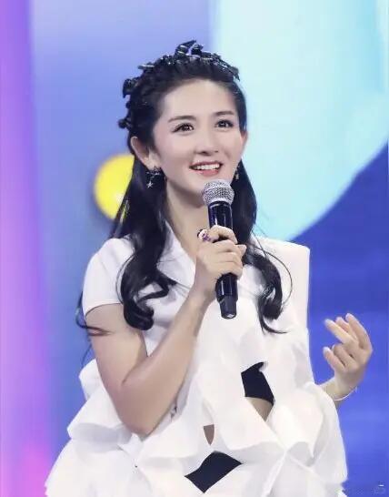谢娜央视主持：从疯丫头到文化传播者  谢娜央视主持封神！这波“转型逆袭”?我看哭