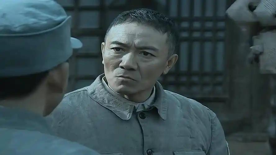 此文纯属个人观点，请审慎甄别。
我认为《亮剑》里骑兵营或骑兵连的情节有些戏剧化。