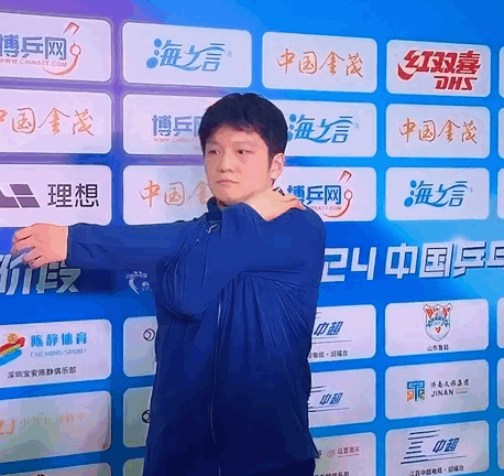 樊振东采访前800个假动作  有网友说他真能装逼，对记者不尊重 