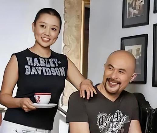 1994年，演鳌拜的徐锦江去云南拍戏，路过机场瞧见一队女兵，其中有个特漂亮。他箭