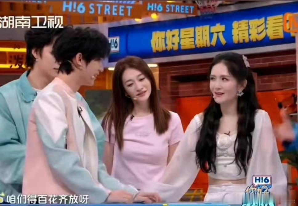 谢娜一把推开丁程鑫谁能拒绝这么有趣的互动！丁程鑫手气好到离谱，频频抽到免罚卡。娜