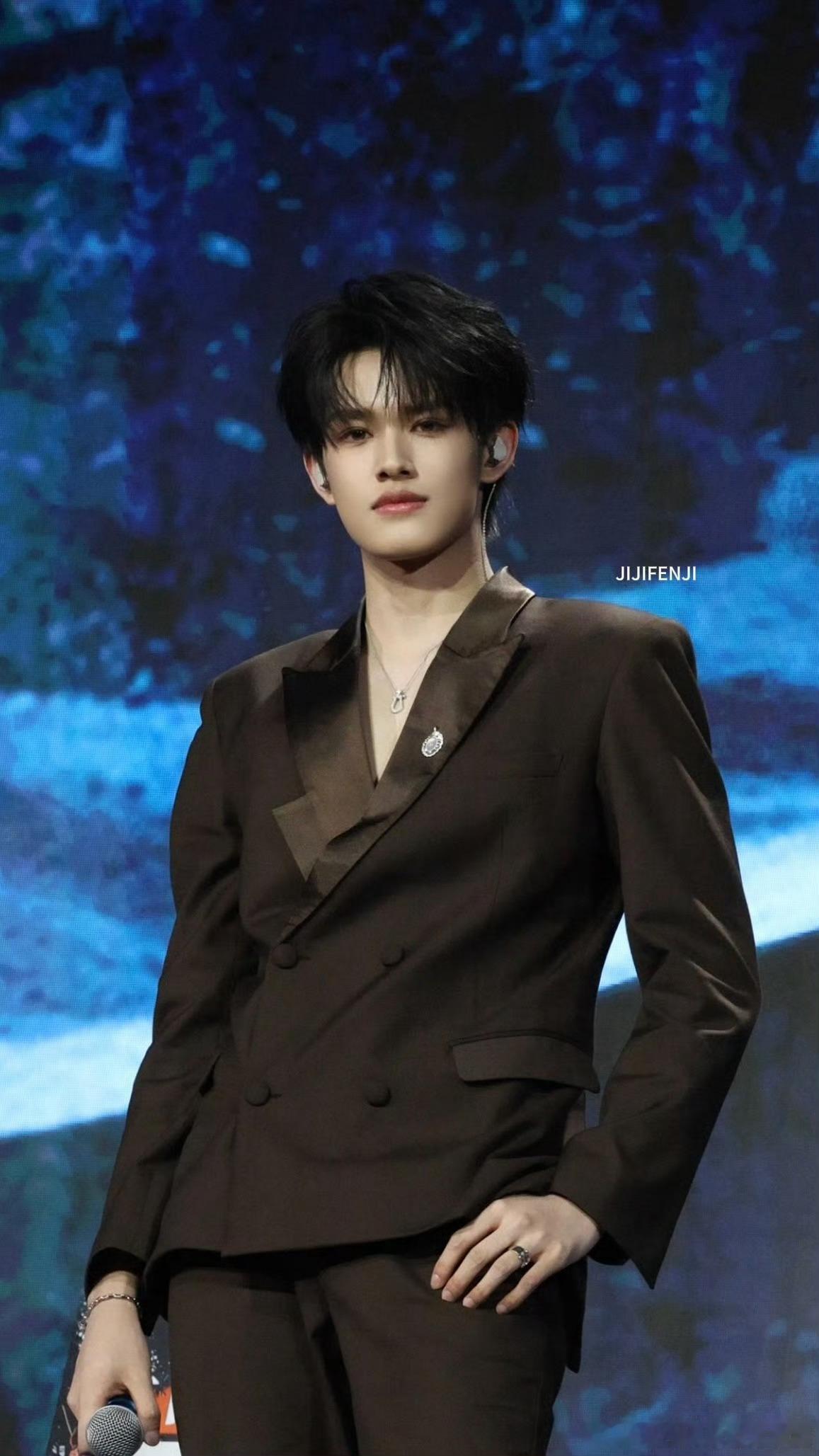 张极丝带领结 神韵动人氛围感拉满，这才是少年该有的模样！ 