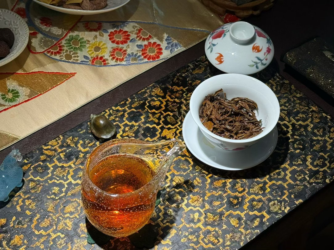 品茶赏器交友[超话]  世间大多数饭局，是寒暄，是客套，是利益交换。推杯换盏之间