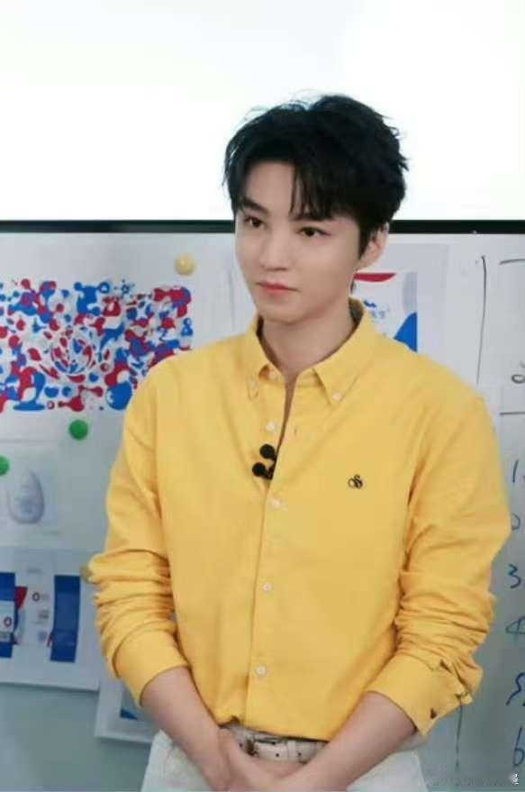 王俊凯黄色穿搭look王俊凯店长 呵呵 ​​​