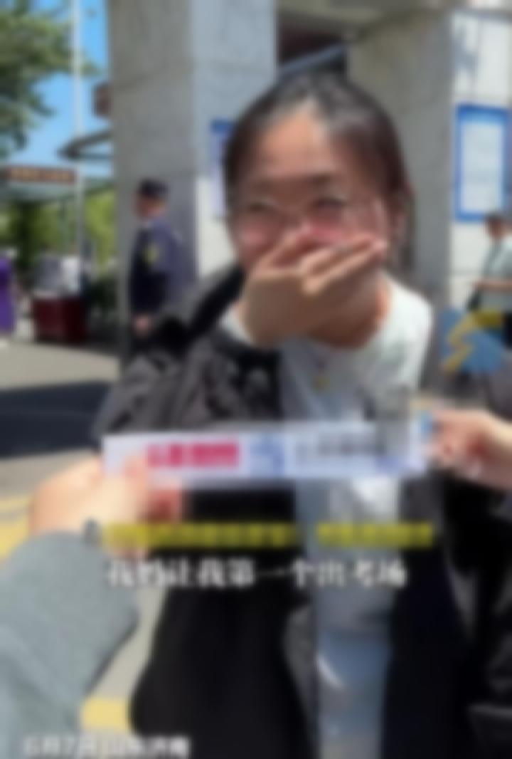 济南高考一可爱女孩火了！第一个出考场竟是妈妈安排的！
 
今天高考首场考试结束，