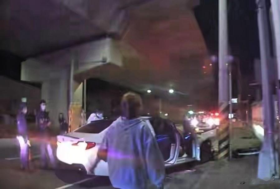 台湾高雄跨年夜响起枪声！2025年12月31日深夜，高雄三民区的跨年夜的欢庆氛围