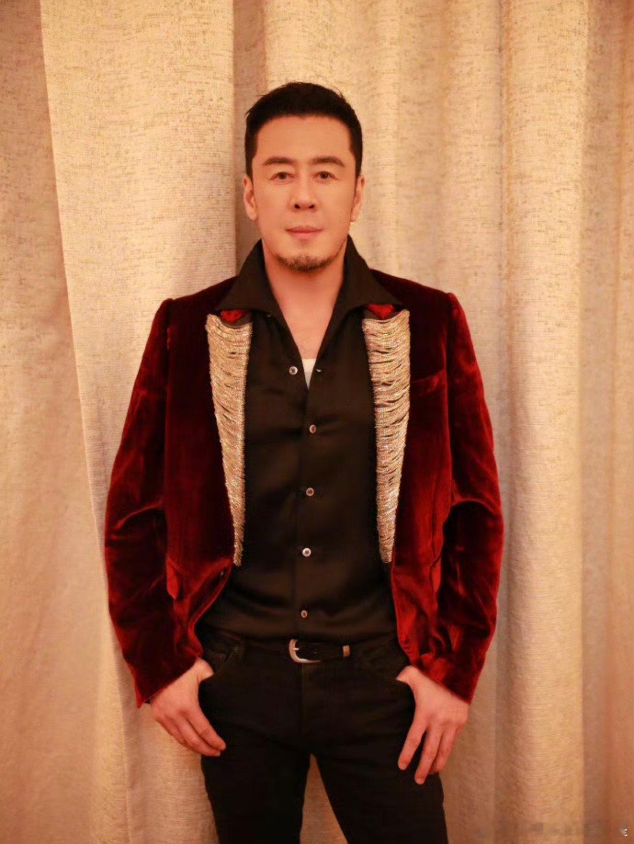 歌手排名有谁知道今晚为啥杨坤被淘汰了吗？这也太不尊重歌坛前辈了