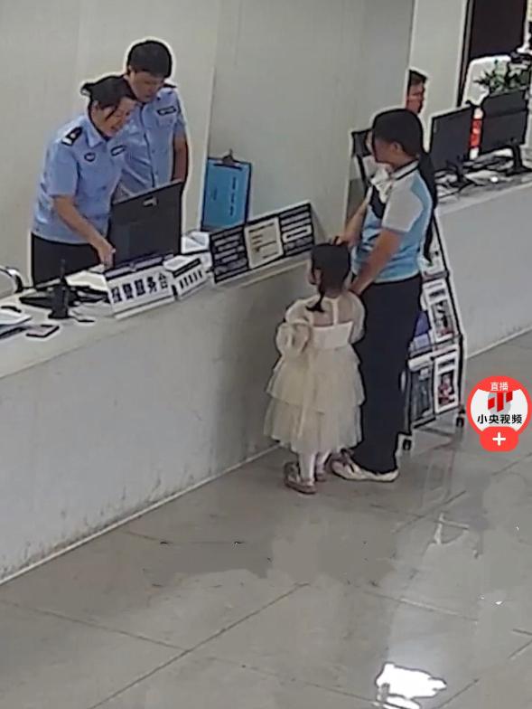 近日，湖北黄石 11 岁小学生朱紫淇放学过马路时，发现路边站着一个孤零零的小妹妹
