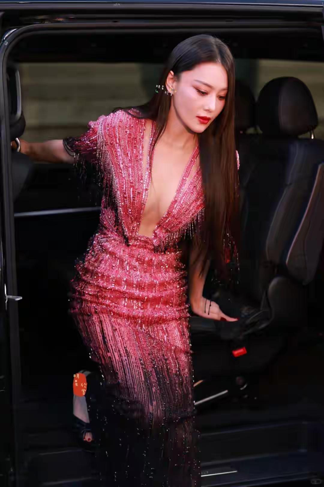 张馨予巴黎下车一幕，真的美疯了！完美身材，最美苏妲己！
 
如今内娱不少女明星过