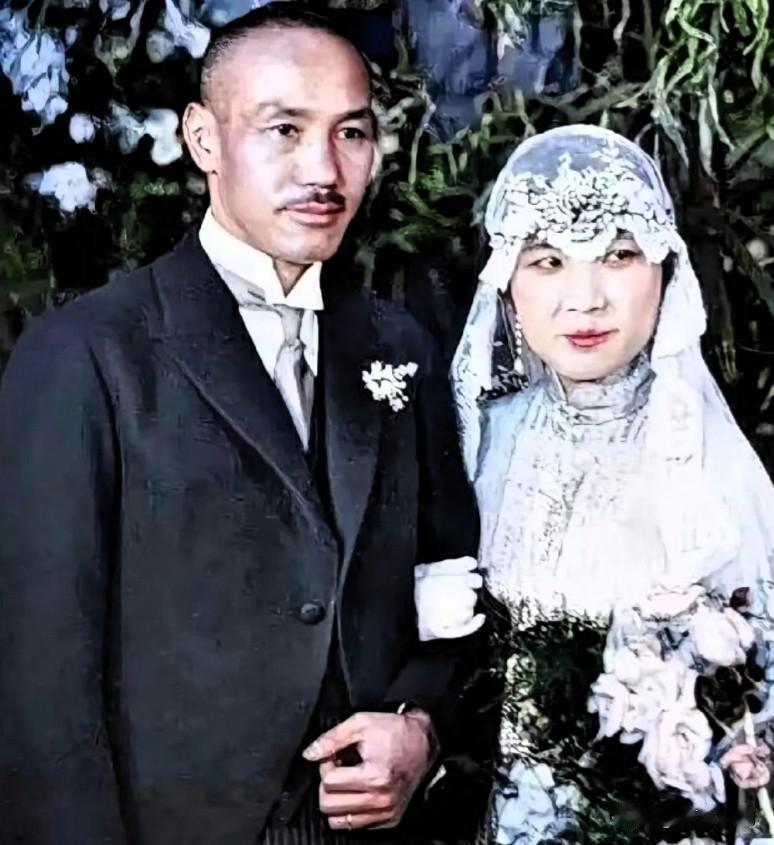 据台湾作家王丰《宋美龄传》，其随从口述不少宋美龄独特习惯：常年睡前温水灌肠；宵夜