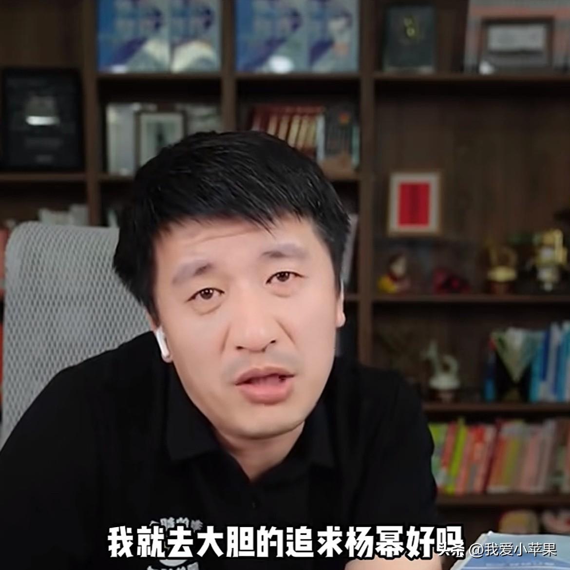 杨幂是不会发文悼念张雪峰的，她有她的苦衷和不得已。
张雪峰有多喜欢杨幂呢，他在直