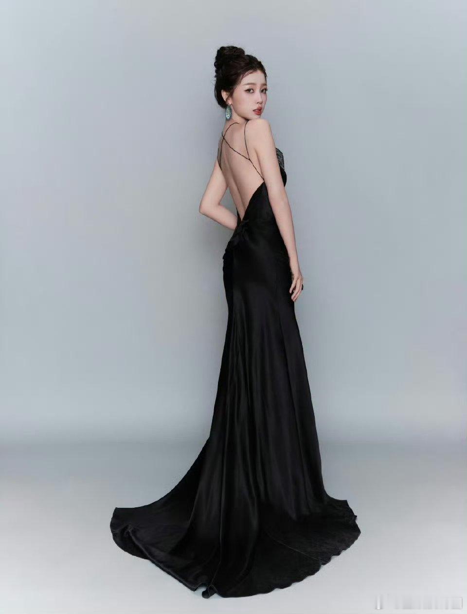 哦莫[666][666][666]虞书欣这套礼服和赵露思参加活动的礼服很相似啊，