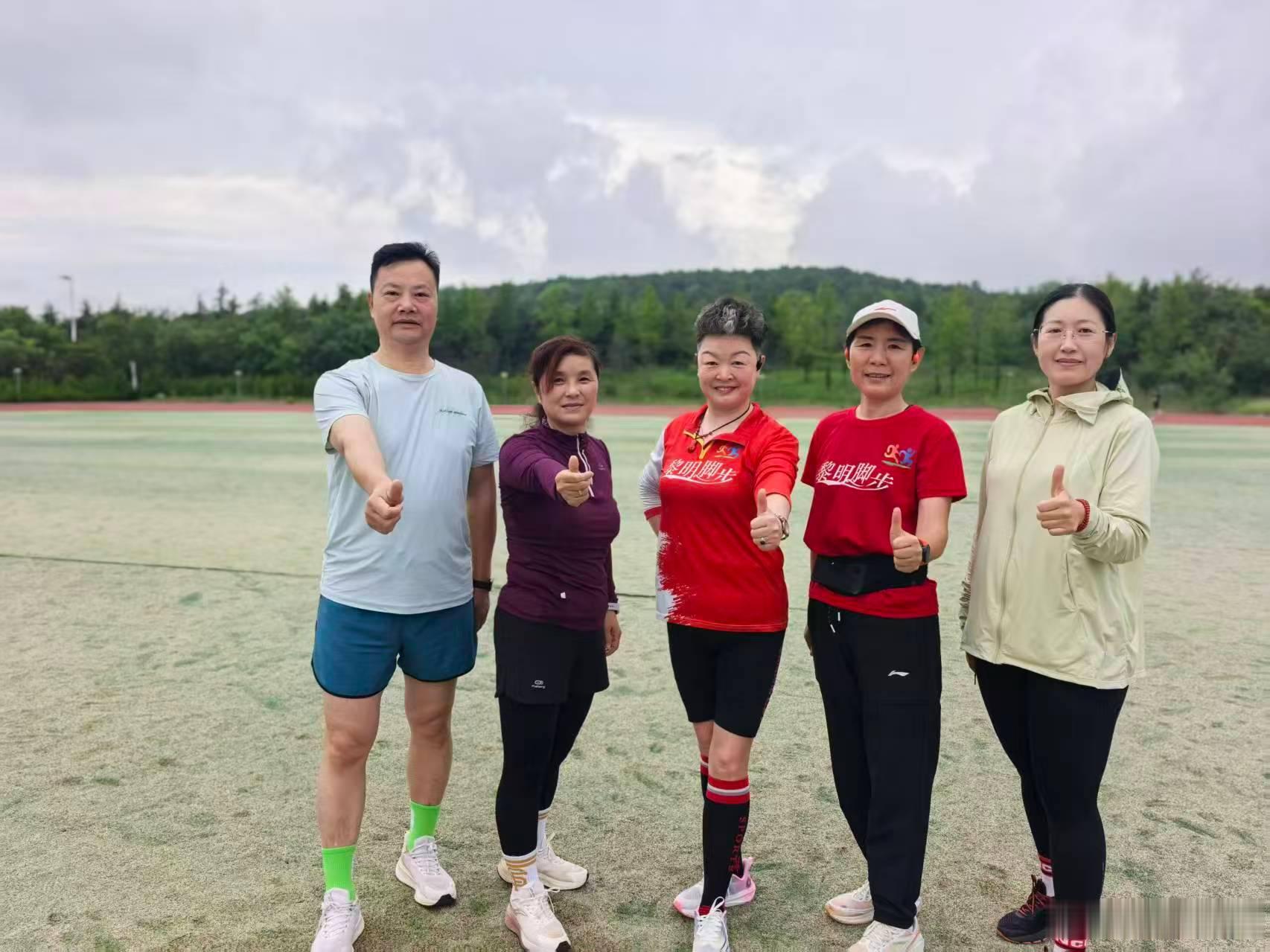 青岛黎明脚步：总有一抹红在黎明的早晨，让人久久难忘；总有一道光在迷茫的时候，让人