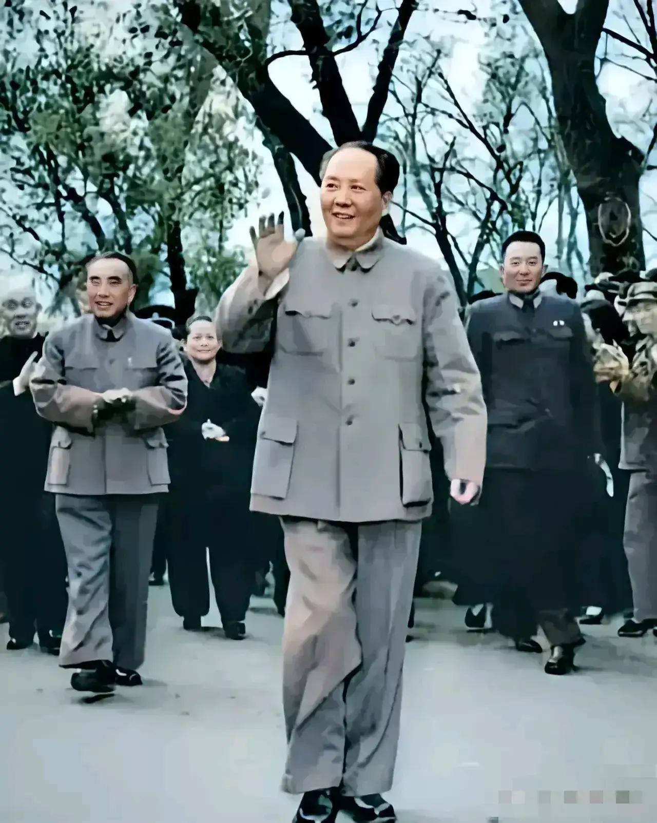 开国伟人喜欢到人民群众中间来，
开国伟人是用农村包围城市战略思想来得天下换乾坤的