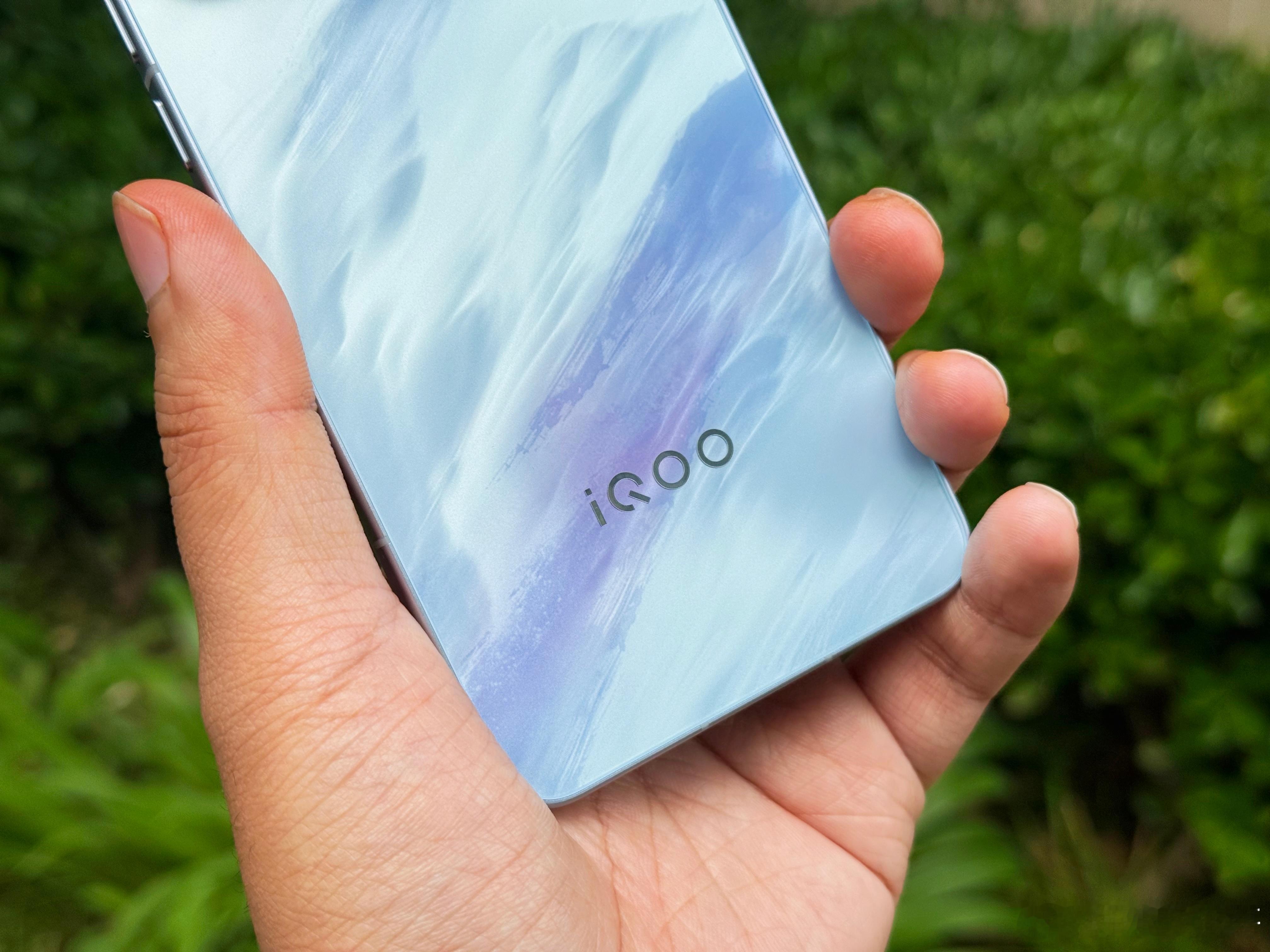 iQOO15T兄弟们，你们都选了哪个颜色？我的青云配色真的绝了，灵感就是"直上青