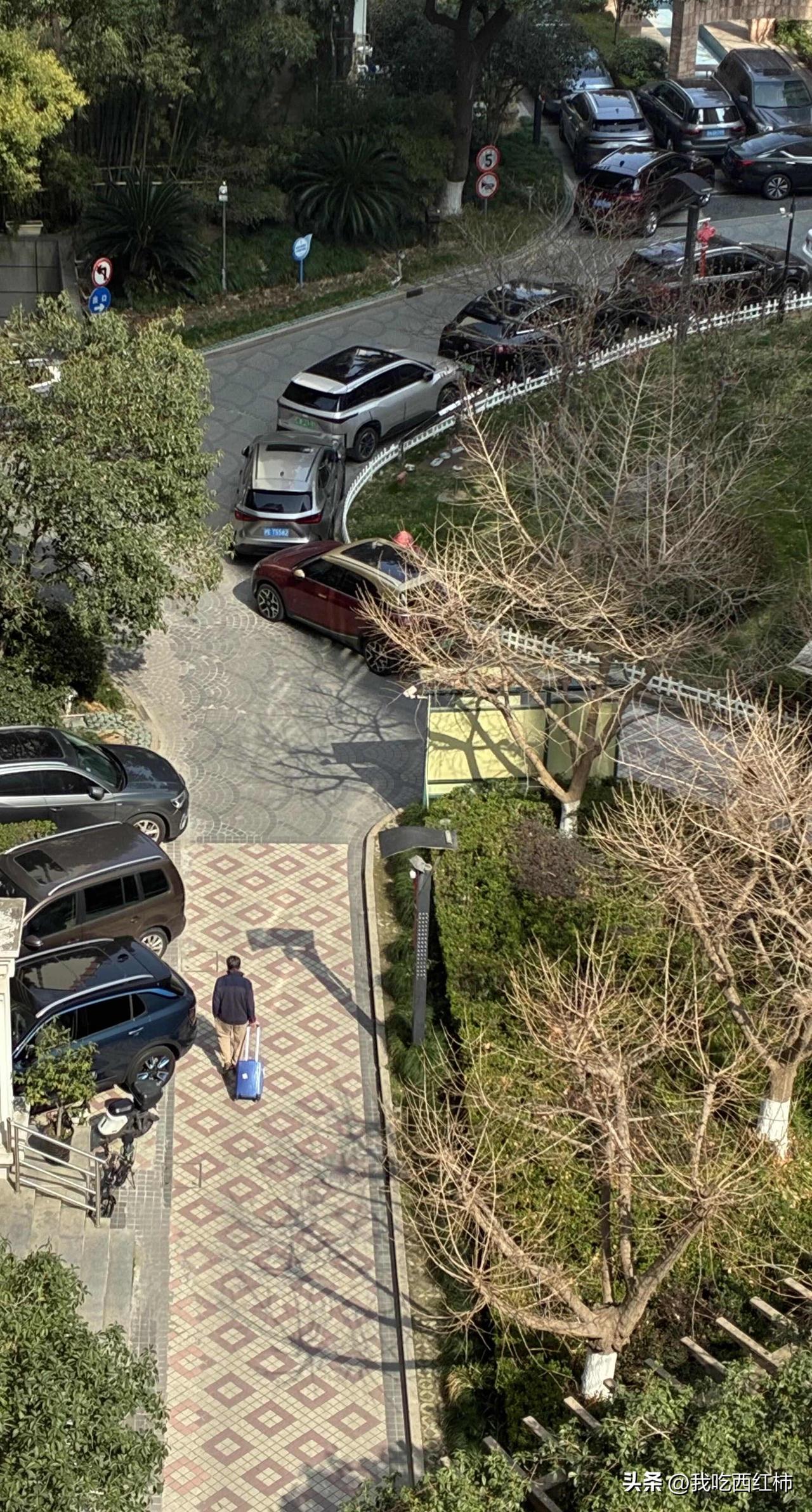 老公快七十岁了，腰椎病十几年，早年动过手术打了钢钉，如今走路还是一翘一翘的，像毛