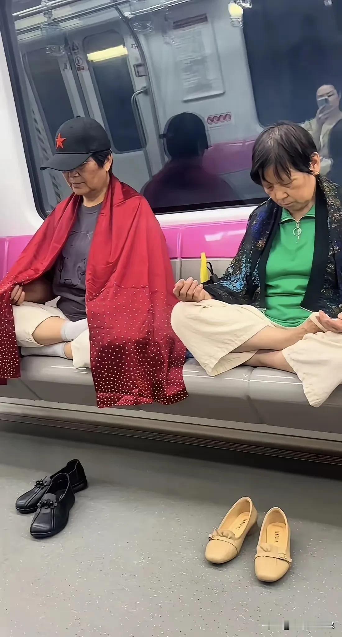 网友晒出地铁上的一幕，不得不说，惊呆了啊！[捂脸]